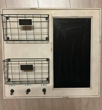Memo bord met haakjes en bakjes beschikbaar voor biedingen