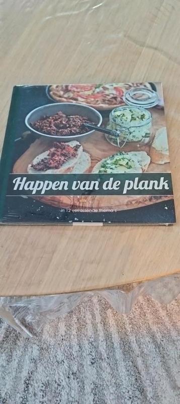 Happen van de plank beschikbaar voor biedingen