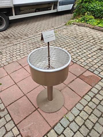 Grote antieke Metalen Asbak beschikbaar voor biedingen
