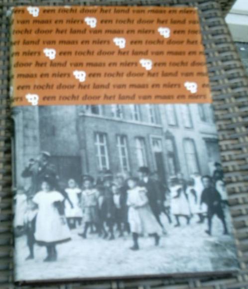 Een tocht door het land van Maas en Niers. , Boeken, Geschiedenis | Stad en Regio, Zo goed als nieuw, 20e eeuw of later, Ophalen of Verzenden