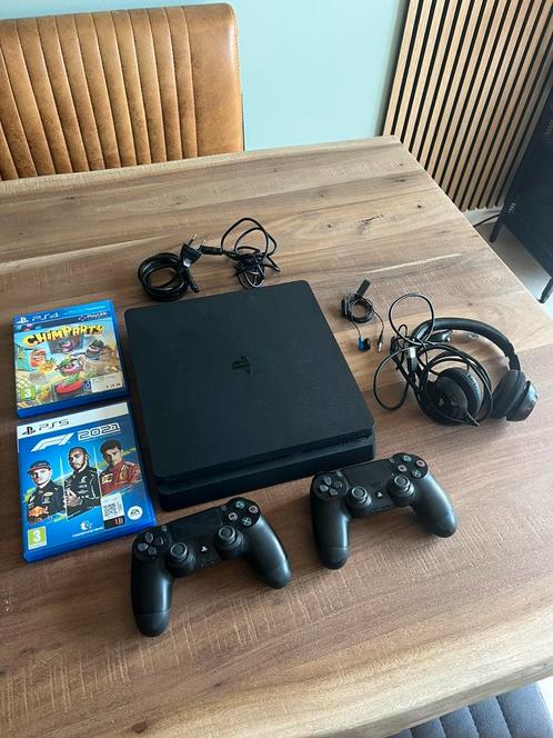 PS 4 slim 1 TB + 2 controllers, 2 spellen en headset, Spelcomputers en Games, Spelcomputers | Sony PlayStation 4, Zo goed als nieuw