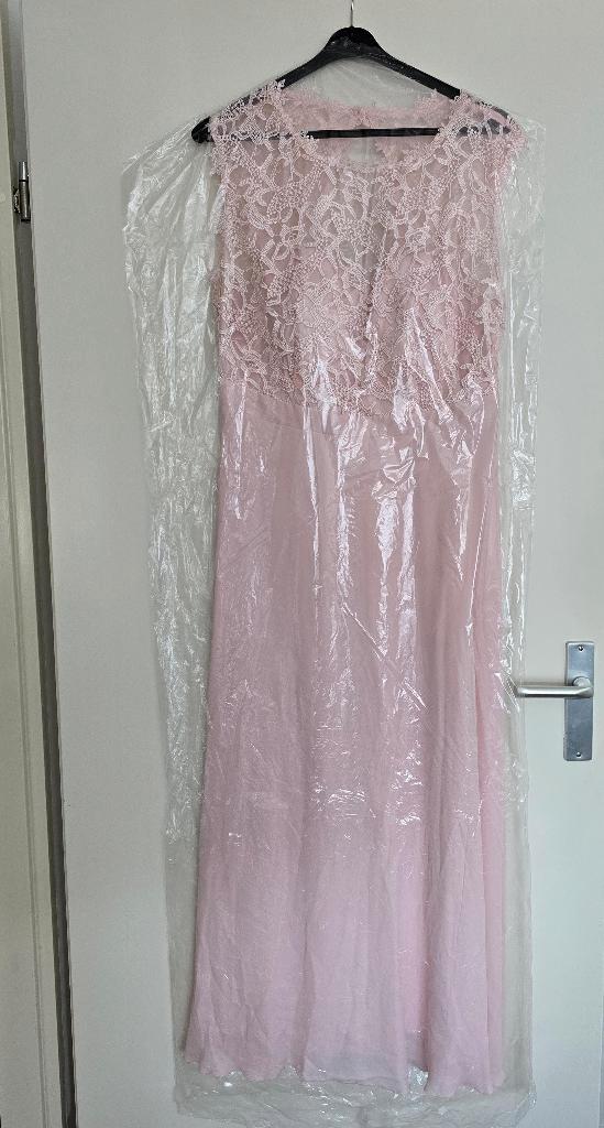 Maxi galajurk met kant parelroze - maat 44 + witte bolero., Kleding | Dames, Jurken, Zo goed als nieuw, Maat 42/44 (L), Roze, Onder de knie