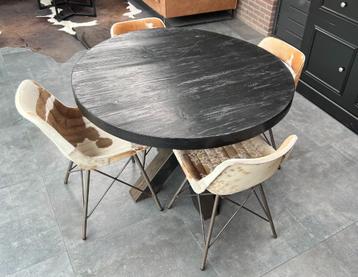 Ronden Eettafel met stalen Kruispoot en 4 stoelen beschikbaar voor biedingen