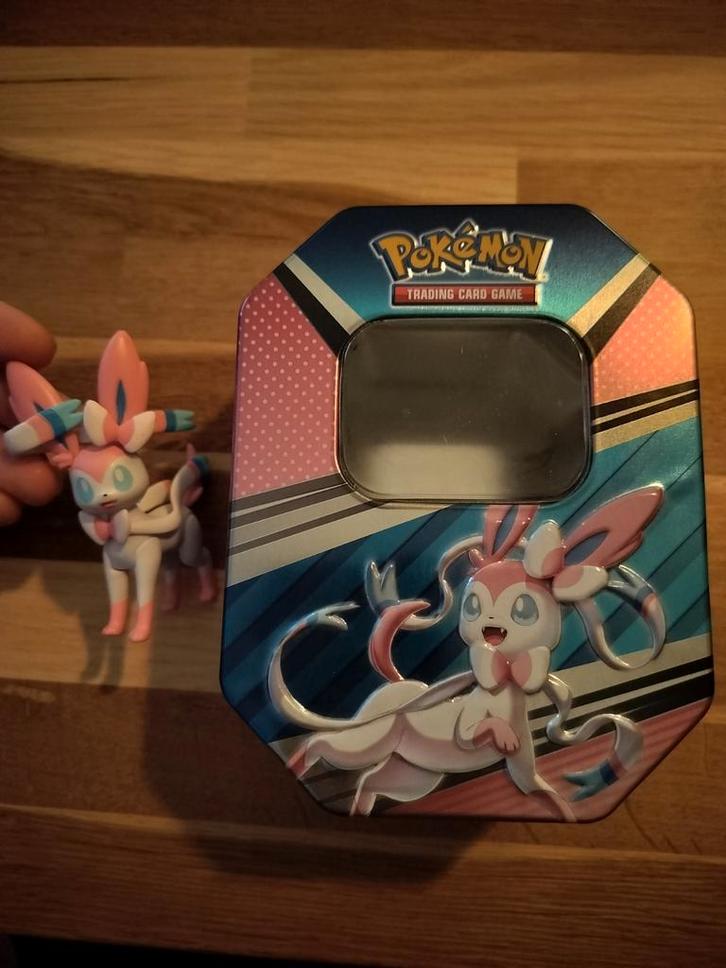 Lege Pokemon Sylveon Verzamel Tin met beeldje, Verzamelen, Poppetjes en Figuurtjes, Zo goed als nieuw, Ophalen