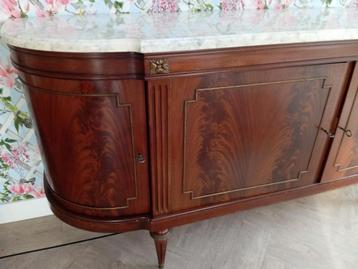 Dressoir met marmeren blad beschikbaar voor biedingen