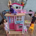 Barbie huis met poppen en accessoires, Kinderen en Baby's, Speelgoed | Poppen, Ophalen of Verzenden, Zo goed als nieuw, Barbie