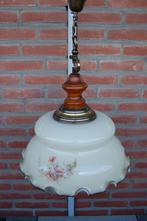 Retro Hanglamp met wit glazen kap, Gebruikt, 50 tot 75 cm, Ophalen, Glas