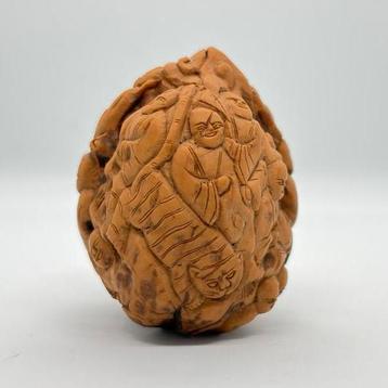 Antiek Chinese Qing Dynastie Gesneden Walnoot beschikbaar voor biedingen