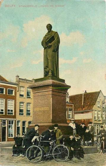 (380-792-019) Delft Standbeeld Hugo de Groot beschikbaar voor biedingen
