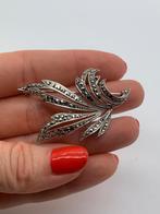 V441 Prachtige zilveren broche botanisch markasiet, Sieraden, Tassen en Uiterlijk, Ophalen of Verzenden, Zilver, Broche, Met edelsteen