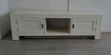 Tv kastje beschikbaar voor biedingen