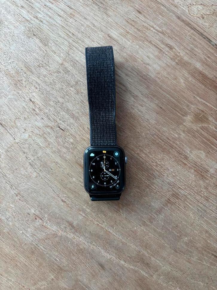 Apple Watch Series 5 44mm - Goed Onderhouden!, Sieraden, Tassen en Uiterlijk, Activity trackers, Gebruikt, iOS, Zwart, Waterdicht