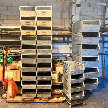 Overtoom stalenwerkplaats bakken twee maten beschikbaar voor biedingen