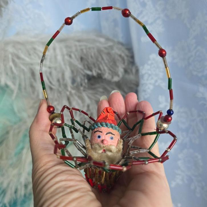 antieke kerstman in kralen mandje kerstbal feathertree kerst, Diversen, Kerst, Verzenden