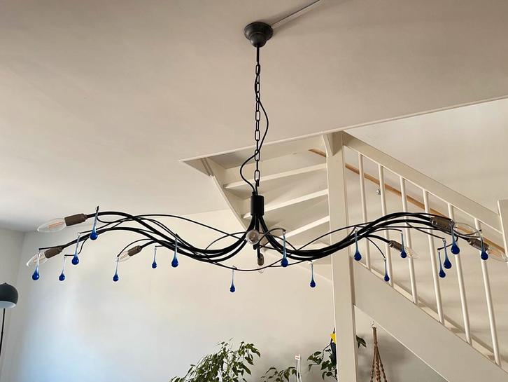 Zwarte Kroonluchter met Blauwe Pegels, Huis en Inrichting, Lampen | Hanglampen, Gebruikt, 50 tot 75 cm, Metaal, Ophalen