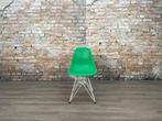 Vitra Eames Plastic Side Chair DSW groen bij TheReSales, Huis en Inrichting, Metaal, Ophalen of Verzenden, Zo goed als nieuw, Eén
