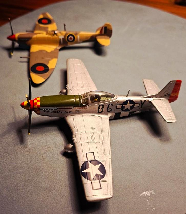 Corgi Diecast WW2 Jachtvliegtuigen - Mustang & Spitfire, Hobby en Vrije tijd, Modelbouw | Auto's en Voertuigen, Zo goed als nieuw
