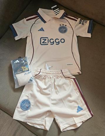 Ajax kindersetje complete tenue beschikbaar voor biedingen
