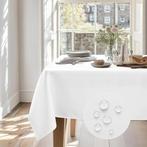 Feest: 2 Witte Tafelkleden van 140 x 140 cm, 100% Polyester, Ophalen of Verzenden, Zo goed als nieuw