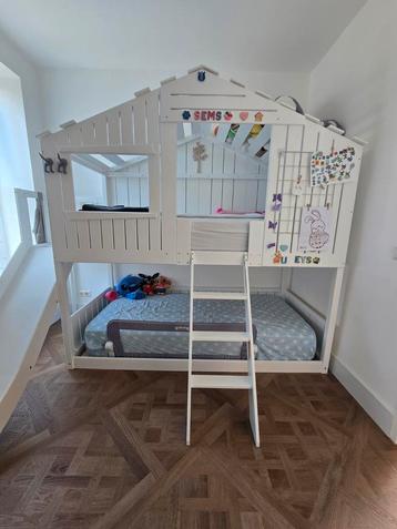 Hoogslaper boomhut met glijbaan beschikbaar voor biedingen