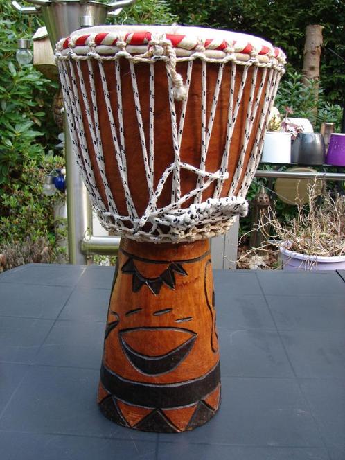 Rood houten Djembé 53 cm hoog, perfect vel - OMMEN, Muziek en Instrumenten, Percussie, Trommel, Ophalen of Verzenden