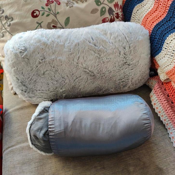 Twee hoofdkussens memory foam Human Comfort, Caravans en Kamperen, Slaapzakken, Nieuw, Ophalen