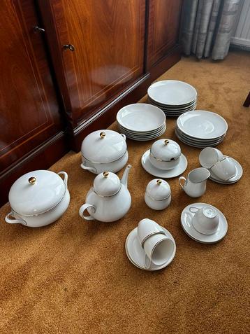 Klassiek porseleinen servies met gouden rand – 45-delig beschikbaar voor biedingen