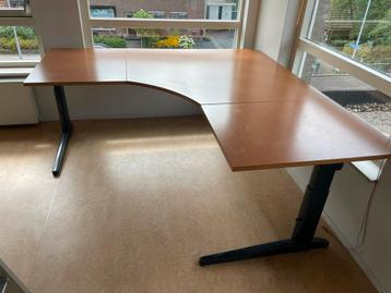 Ahrend Hoekbureau - Verstelbaar beschikbaar voor biedingen