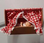 Oud poppenbedje met gordijntjes 14 cm met popje, Verzamelen, Poppen, Verzenden, Gebruikt, Pop