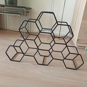 wijnrek zwart ijzer hexagon beschikbaar voor biedingen