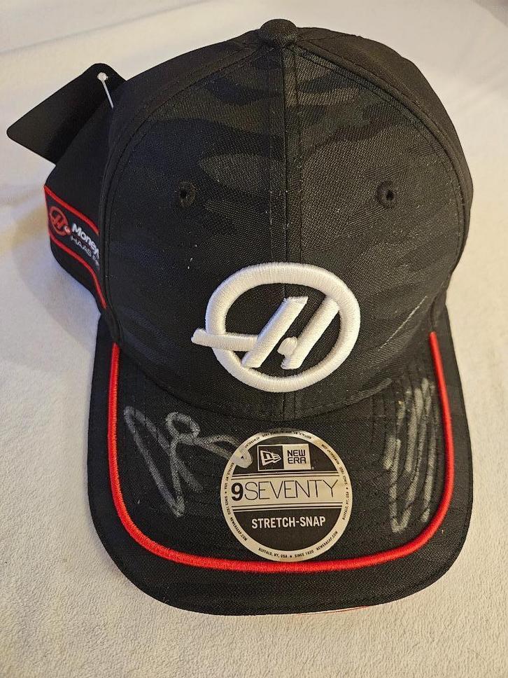 Haas F1 Team gesigneerde cap (Bearman en Ocon) 2025/2026, Verzamelen, Automerken, Motoren en Formule 1, Nieuw, Formule 1, Ophalen