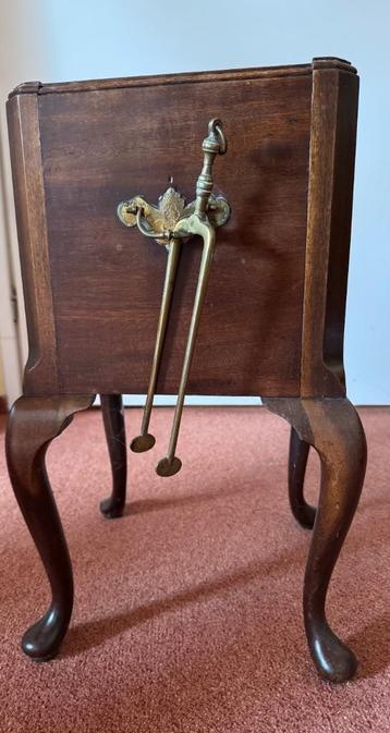 Antieke houten kolenbak met messing vuurtang – ca. 1900 beschikbaar voor biedingen