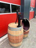 Wijnvat met giet ijzeren pomp te koop, Tuin en Terras, Regentonnen, Ophalen, 150 liter of meer, Zo goed als nieuw, Met pomp