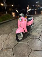 Roze scooter moet nu weg, Fietsen en Brommers, Snorfietsen en Snorscooters, Zo goed als nieuw, Benzine, Ophalen, Overige merken