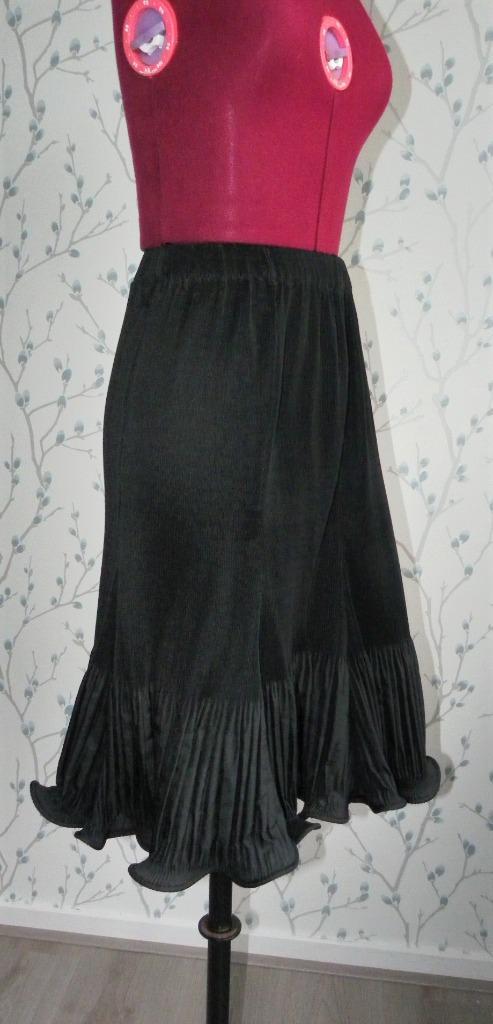 ARREY KONO Berlin Zwarte,Verticale Plissé Design Rok maat M, Kleding | Dames, Rokken, Zo goed als nieuw, Maat 38/40 (M), Zwart
