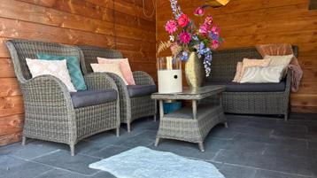 Sfeervolle loungeset, bankje met 2 fauteuils en tafel beschikbaar voor biedingen