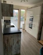 STRAKKE HOOGGLANS KEUKEN MET KASTENWAND DIRECT LEVERBAAR, Ophalen, Wit, Hoekkeuken, Graniet of Steen