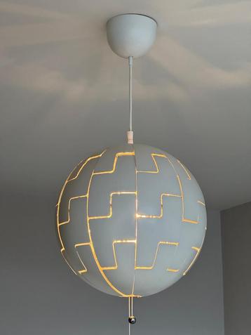 Twee IKEA hanglampen wit/chrome zo goed als nieuw beschikbaar voor biedingen