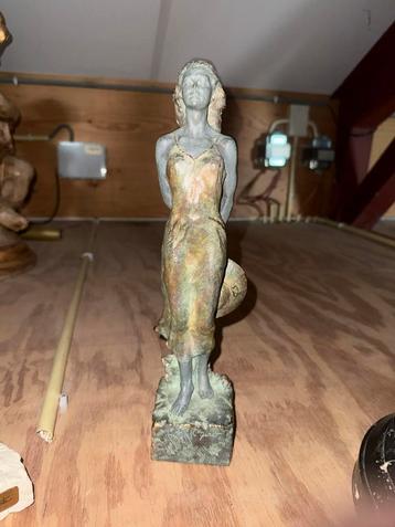 Ciprio - Elegant bronzen beeld van een vrouw beschikbaar voor biedingen