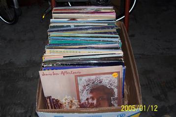 doos met ongeveer 110 pop lp's beschikbaar voor biedingen