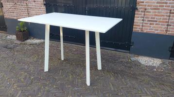 hoge witte design tafel beschikbaar voor biedingen