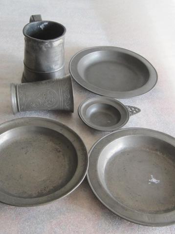 Divers antiek tin borden en kannen & ***** beschikbaar voor biedingen