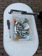 Bak met diverse schroeven en andere bevestigingsmaterialen, Ophalen, Gebruikt, Minder dan 50 mm, Schroeven