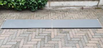 Twee stevige wandplanken incl ophangsysteem. beschikbaar voor biedingen