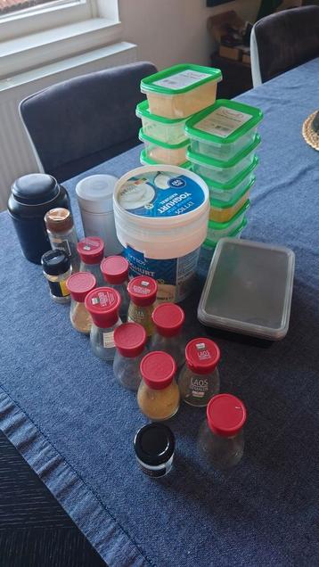 Glazen Potjes + kunststof bakjes  beschikbaar voor biedingen