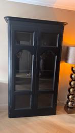 Zwarte houten vitrinekast met glazen deuren, Huis en Inrichting, Kasten | Vitrinekasten, Ophalen, Gebruikt, 100 tot 150 cm, 200 cm of meer