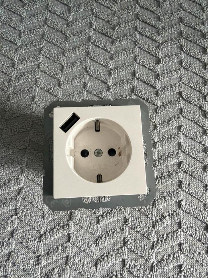 Stopcontact met USB aansluiting, Doe-het-zelf en Verbouw, Gereedschap | Handgereedschap, Gebruikt, Ophalen of Verzenden