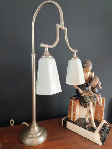 Elegante Art Deco tafellamp met opaline kapjes  beschikbaar voor biedingen