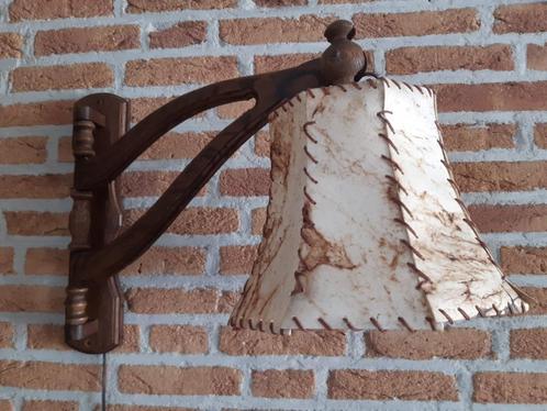Wandlamp van eikenhout met scharnierend armatuur, Huis en Inrichting, Lampen | Wandlampen, Gebruikt, Hout, Overige materialen