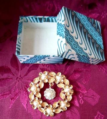 Nieuw in doos goudkleurige Broche met faux parels. beschikbaar voor biedingen